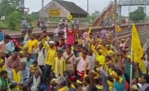 কুড়মি জাতিকে ST তালিকাভুক্তর দাবীতে পথ অবরোধ চলবে যতক্ষন সরকার কথা না শোনে