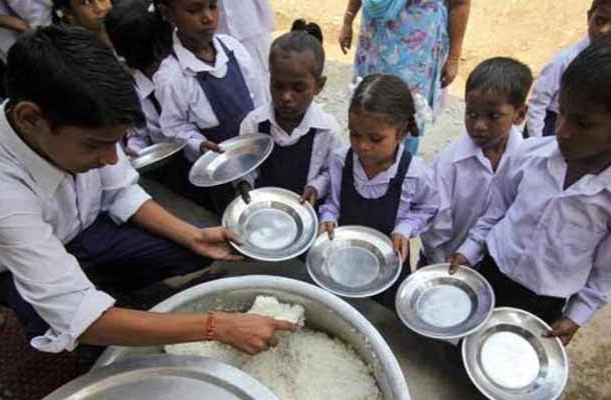 মিড ডে মিল প্রকল্পে রাজ‍্যে ১০০ কোটি টাকার দুর্নীতি, সরকার নিরব