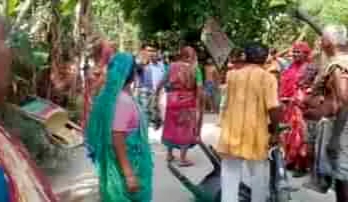 বসিরহাটে হাসনাবাদ থানায় গ্রামের মহিলারা তৃণমূল নেতাদের ঝাঁটা নিয়ে তাড়া করল