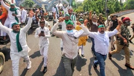উত্তরপ্ৰদেশের নয়ডা'তে কৃষক আন্দোলনে পুলিশের নিৰ্মম লাঠি চাৰ্জ এবং গ্ৰেপ্তার