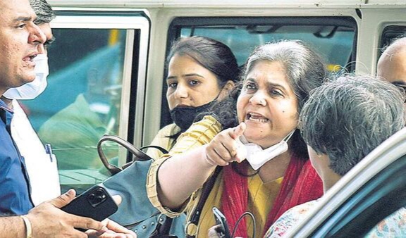 সুপ্রিম কোর্ট  তিস্তা শেতলাবাদের জামিন বিষয়ে বৃহত্তর বেঞ্চ গঠনের প্রস্তাব দিল