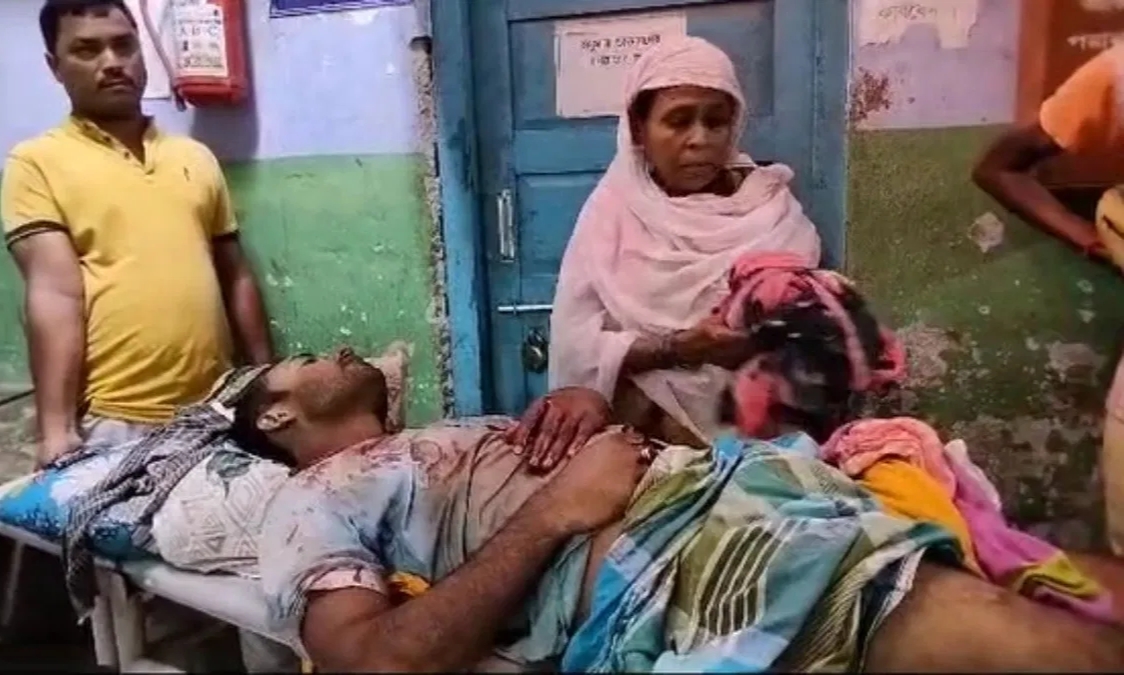 জঙ্গিপুরে সিপিআইএম প্রার্থীকে ‘গুলি’, ছেলেকে হাঁসুয়া কোপ