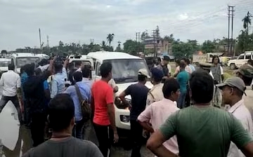 সকালে ব্যারাকপুরের শ‍্যামনগরে রাজ্যপালের কনভয় আটকে গ্রামবাসী বললেন, ‘প্রহসন হচ্ছে’