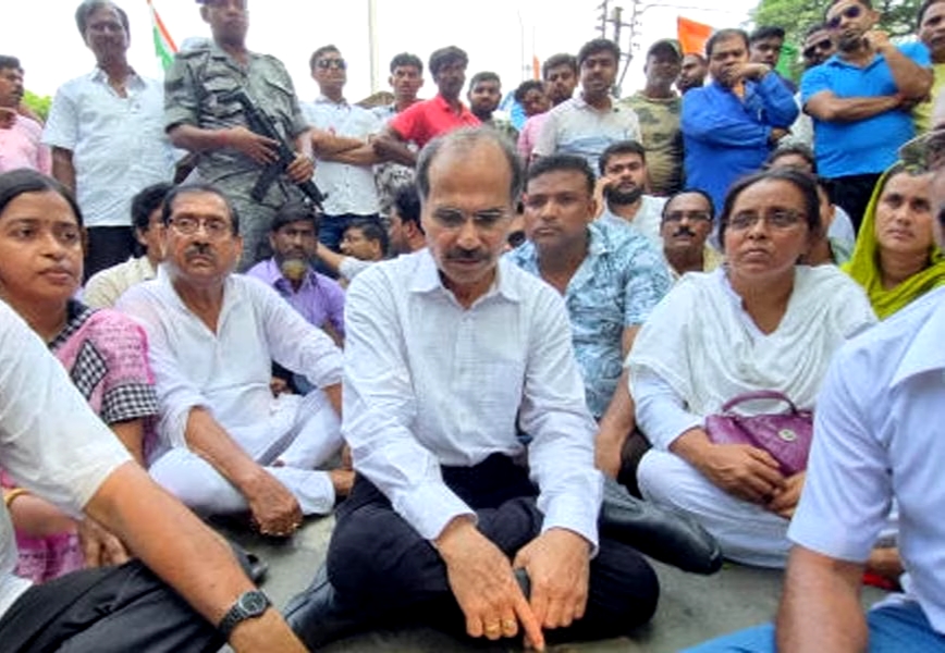 নাকাশিপাড়ায় কংগ্রেস কর্মীর বাড়িতে TMC হামলা ধৃত ৫ , বিক্ষোভে অধীর