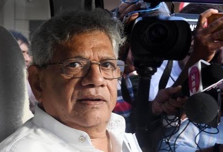 বিনা নোটিশে  ইয়েচুরির সরকারি বাসভবনে দিল্লি পুলিশ হানা দিয়ে ল‍্যাপটপ কেড়ে নিল।