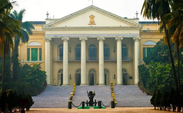 রাজ‍্যপাল নেই জেনেও রাজভবনের বাইরে রাতভর বসবেন অভিষেক,