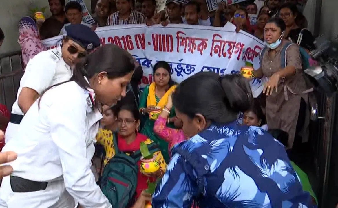 চাকরিপ্রার্থীদের আন্দোলনে করুণাময়ী ঘেরাও, টেনে হিচড়ে গ্রেপ্তার পুলিশ