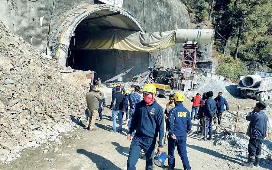 <উত্তরকাশীতে নির্মীয়মান টানেল ভেঙে পড়ে আটকে ৩৬ জন শ্রমিক