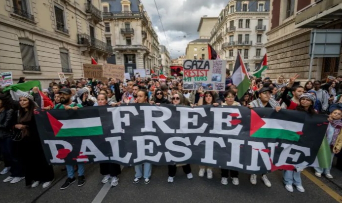 গাজায় স্থায়ী যুদ্ধবিরতির দাবিতে লন্ডনে ৩ লাখ মানুষের বিক্ষোভ