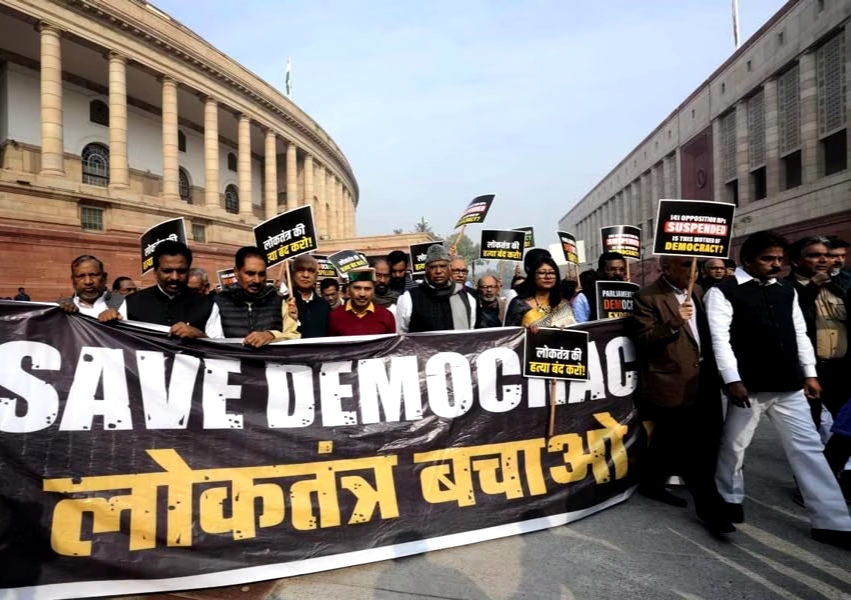 বিরোধীশূন্য সংসদে বিল পাশ ও সংসদ চত্ত্বর থেকে বিরোধীদের প্রতিবাদ মিছিল