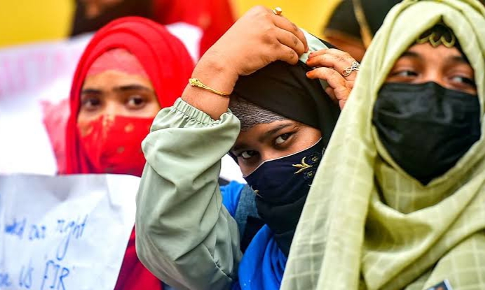 ‘যা পছন্দ তাই পরুন’, কর্ণাটকে কংগ্রেস সরকার হিজাবের নিষেধাজ্ঞা বাতিল করল