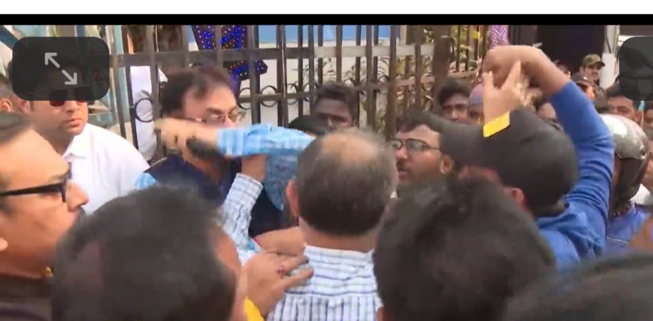 হাওড়া কার্নিভালে প্রকাশ‍্যে তৃণমূলের মন্ত্রী আর চেয়ারম্যানের মারপিট