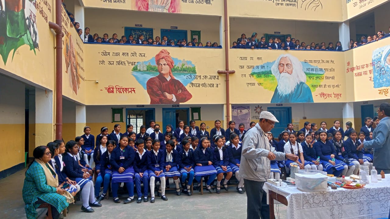 বিধাননগরে কুসংস্কারের বিরুদ্ধে বিজ্ঞান মঞ্চের প্রতিবাদে ছাত্রছাত্রীরা