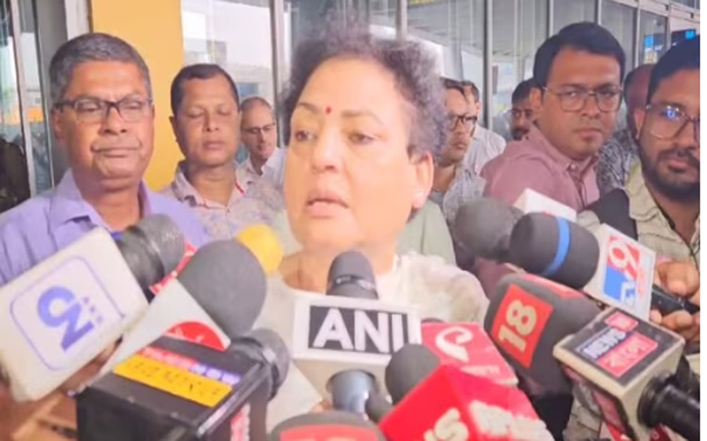 সন্দেশখালি পৌঁছে  নির্ভয়ে  মহিলাদের  মুখ খুলতে বললেন  জাতীয় মহিলা কমিশনের প্রধান