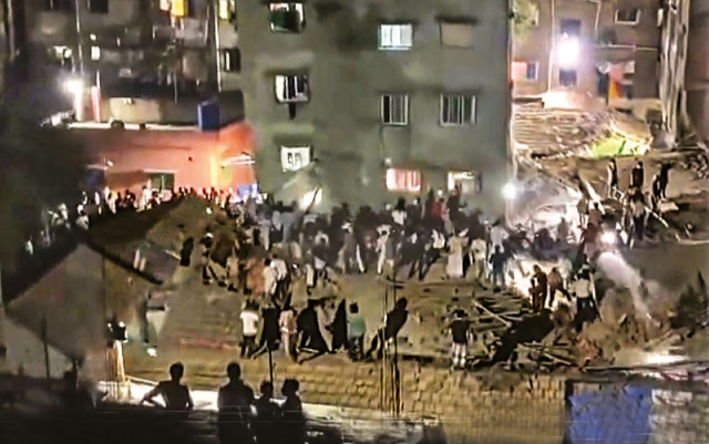 ভাঙল ৩ ফুট গলির মধ্যে ৬ তলা ফ্ল‍্যাট  মেয়রের কেন্দ্র গার্ডেনরিচে