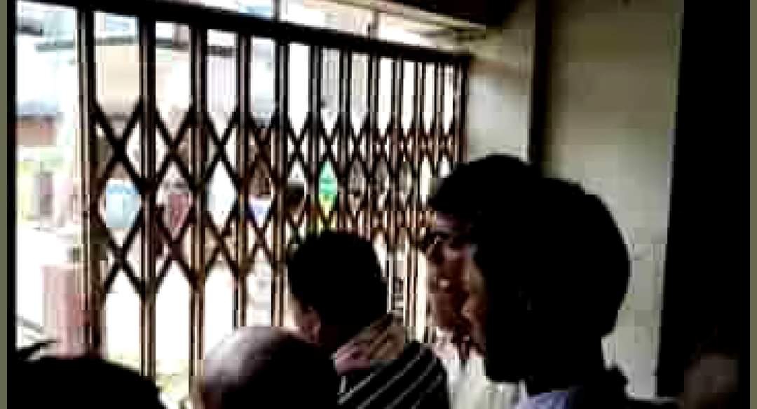 'গরু ছাগলের' মতো আচরণ মাথাভাঙায়  ‘তালাবন্দি'  ভোটকর্মীদের সাথে BDO অফিসে