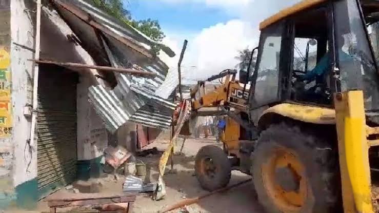 মালপত্র সরানোর হল না ! নিউটাউনে রাতে দোকান ভাঙল বুলডোজার