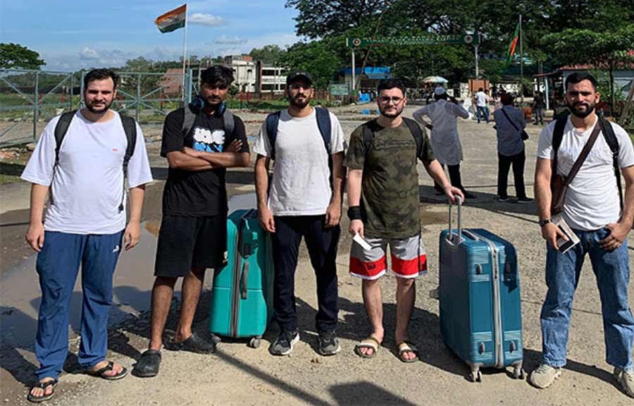 মেঘালয় পেরিয়ে বাংলাদেশ থেকে ফিরলেন ৪০০ ভারতীয় পড়ুয়া আটকে অনেকে