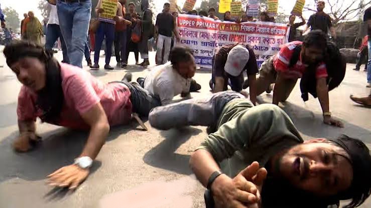 নিয়োগের দাবি, চাকরিপ্রার্থীরা প্রতিবাদে ধর্মতলায় হামাগুড়ি দিলেন