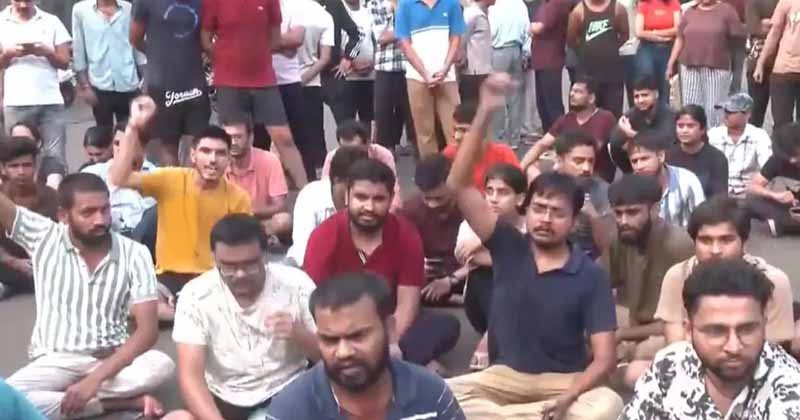 নয়াদিল্লির কোচিং সেন্টারে জলে তিন জনের মৃত্যু বিক্ষোভে ছাত্ররা