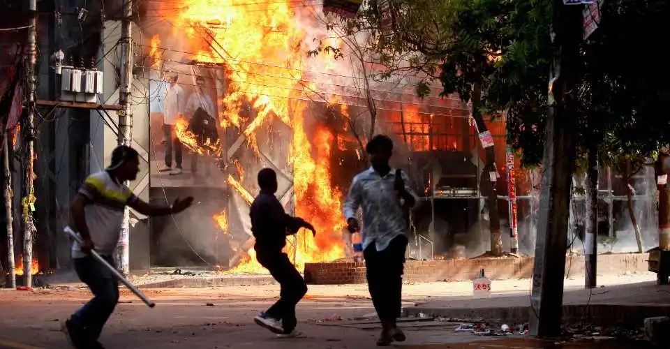 পালাবদলের পর গুলি, আগুন, বাংলাদেশে ! খুন ১০৯ জন