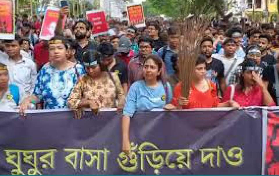 স্বাস্থ্য ভবন অভিযানে জুনিয়র ডাক্তাররা, পুলিশি বাধায় রাস্তায় বসেই প্রতিবাদ