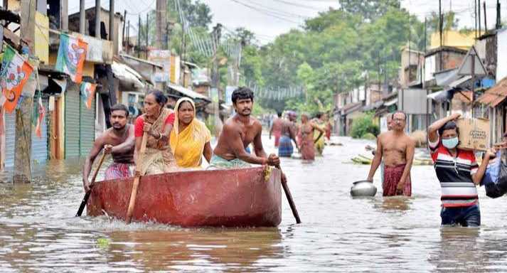 পশ্চিমবঙ্গের ১০ জেলায় বন্যার জলে ডুবে বহু অঞ্চল  লাখ-লাখ মানুষের বাড়ি ঘর