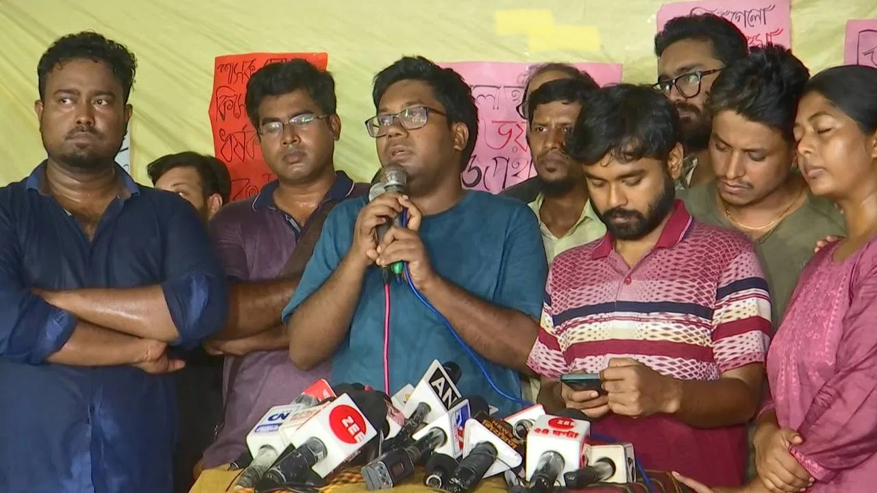 "লড়াই চলবে" ১১ দিন পর সাময়িক  ধরনা প্রত্যাহার জুনিয়র চিকিৎসকদের