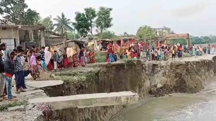 বন্যার মধ‍্যে গঙ্গা ভাঙন, বাড়ি ঘর তলিয়ে যাচ্ছে, ভয়াবহ পরিস্থিতি