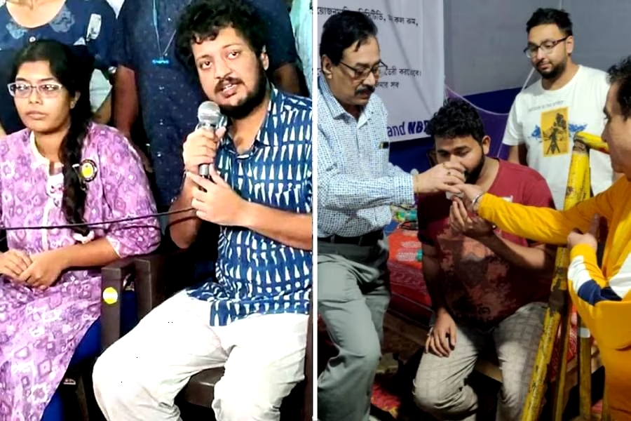 নবান্ন নয়, নির্যাতিতার বাবা-মায়ের কথায় অনশন প্রত্যাহার, মঙ্গলে সর্বাত্মক চিকিৎসক ধর্মঘট হচ্ছে না