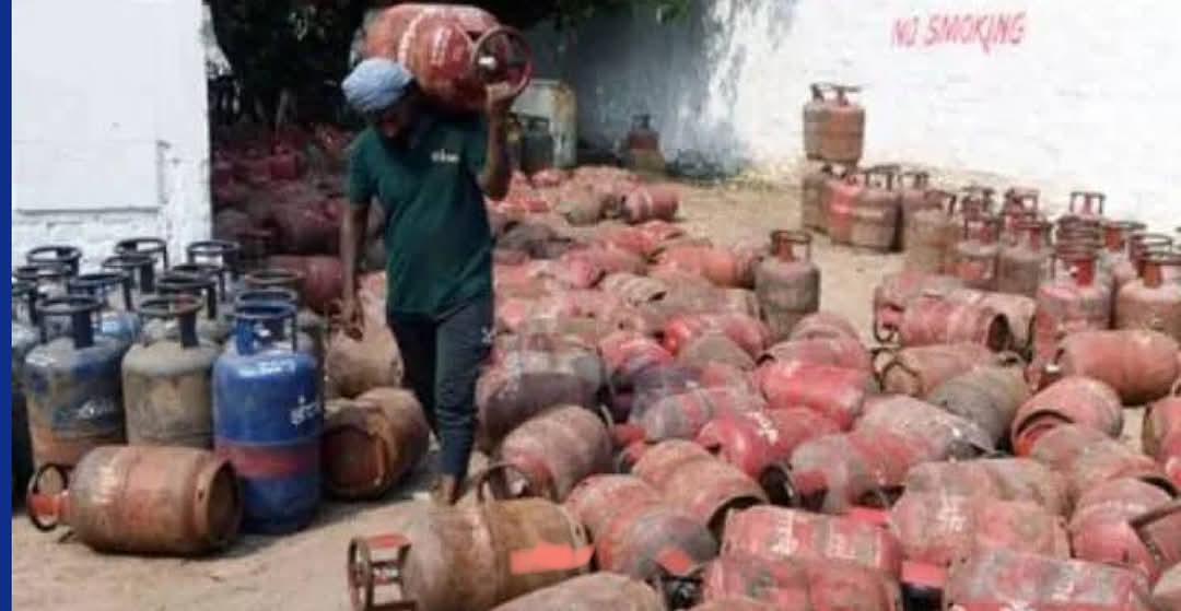 ১লা ডিসেম্বর থেকে আবার বাড়ল গ্যাসের দাম, মধ্যবিত্তের মাথায় হাত