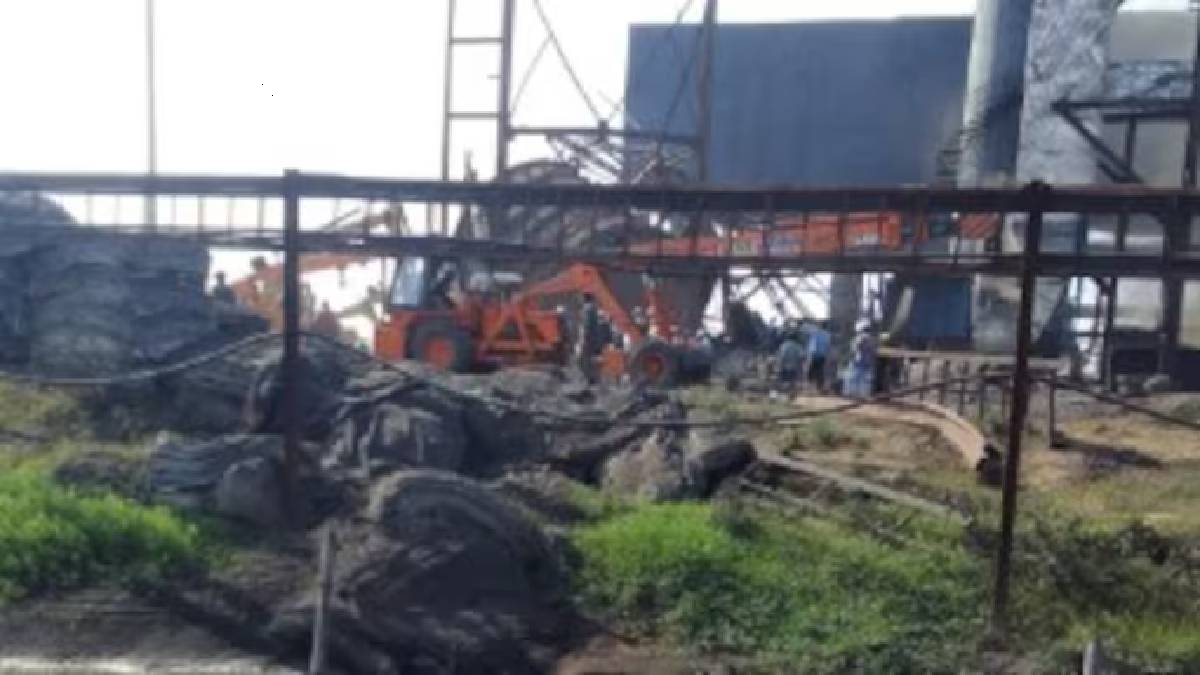 ছত্তিশগড়ে নির্মীয়মাণ কারখানার চিমনি ভেঙে মৃত ৮, ধ্বংসস্তূপে বহু মৃত্যুর সম্ভাবনা