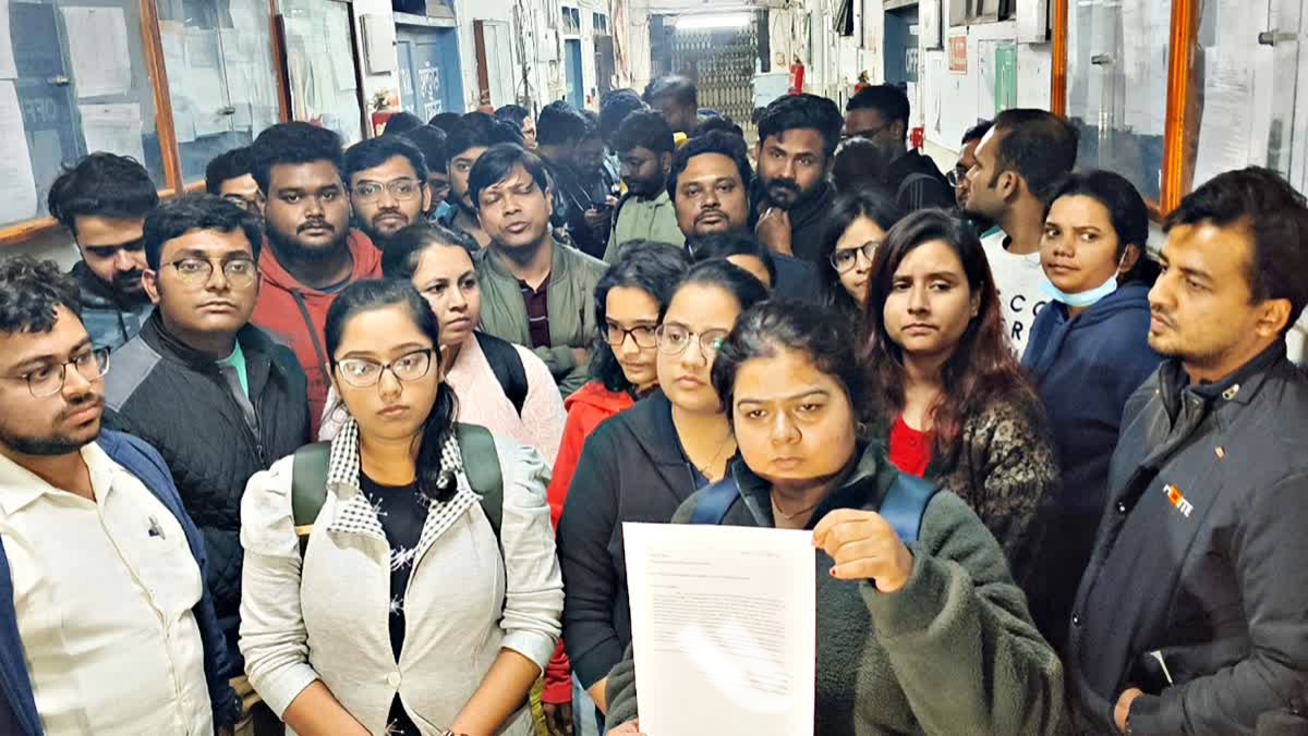 অনির্দিষ্টকালের জন্য কর্মবিরতিতে মেদিনীপুরের ডাক্তাররা