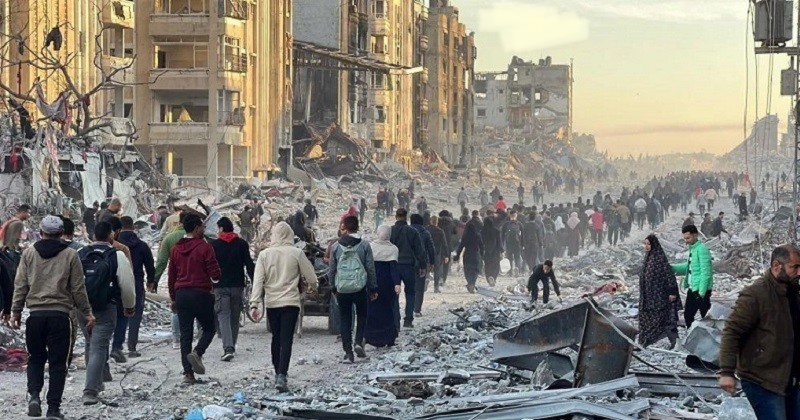 গাজায় যুদ্ধবিরতির পর নিজের বাড়ির ধ্বংসস্তূপে ফিরছেন মানুষ