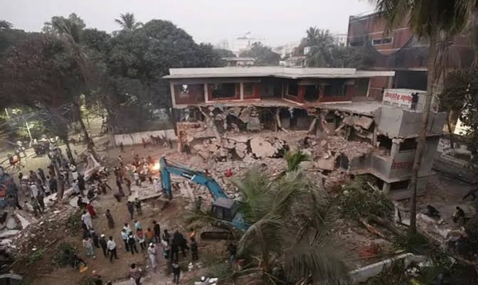 মুজিবের ধানমন্ডির বাড়িতে উন্মত্ত জনতা আগুন হাসিনার বাসভবনে