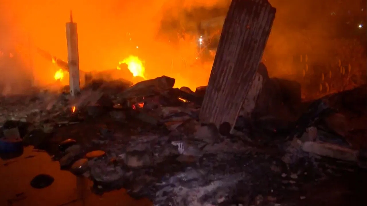 নারকেলডাঙা বস্তিতে ভয়াবহ অগ্নিকাণ্ড, মৃত্যু ১ দমকল দেরীতে অভিযোগ