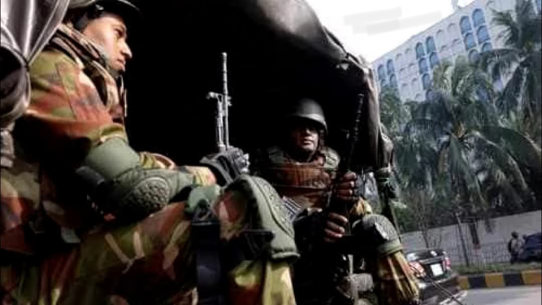 ঢাকায় নতুন পরিস্থিতি , ইউনূস‌কে সরিয়ে সেনাশাসন চেয়ে মিছিল