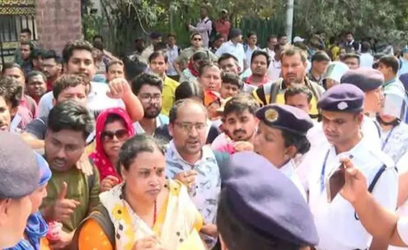 ৫০০ টাকায় পাস যোগ্য বনাম অযোগ্য , নেতাজি ইন্ডোরের সামনে চাকরিহারাদের খণ্ডযুদ্ধ