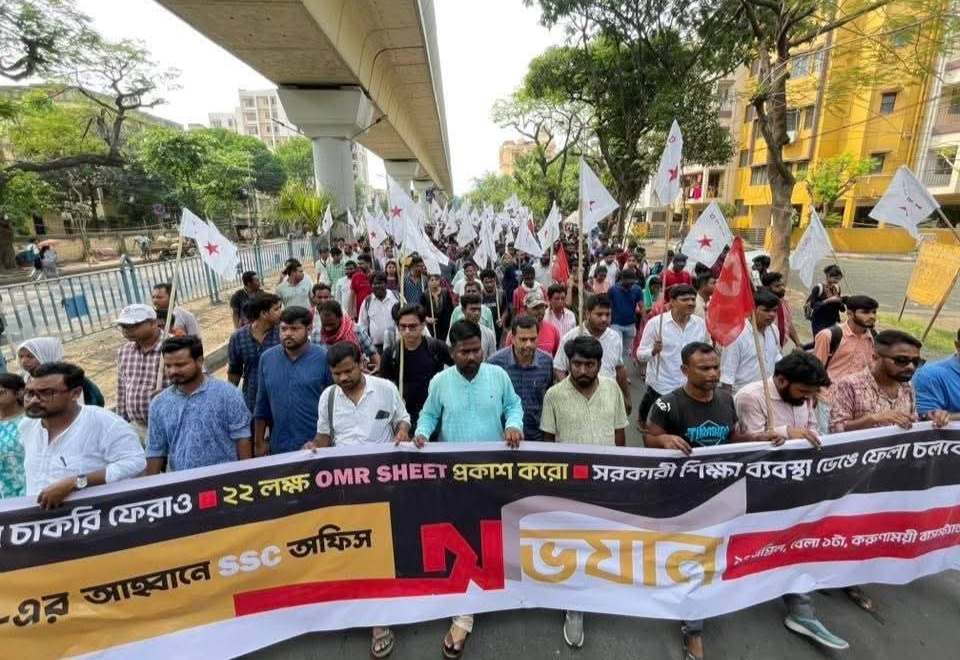ব‍্যারিকেড ভেঙে বামদের SSC দপ্তর অভিযান স্বচ্ছ OMR সিট প্রকাশ করা হোক