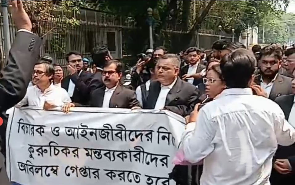 বিকাশ, ফিরদৌসদের হেনস্থা চেষ্টার বিরুদ্ধে হাইকোর্টে আইনজীবীদের প্রতিবাদ মিছিল