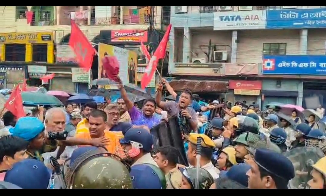 বর্ষণের মধ‍্যেই ধর্মঘটে নিপীড়নের প্রতিবাদে শ্রমিক বিক্ষোভ আছড়ে পড়ল বারাকপুর পুলিশ দপ্তরে