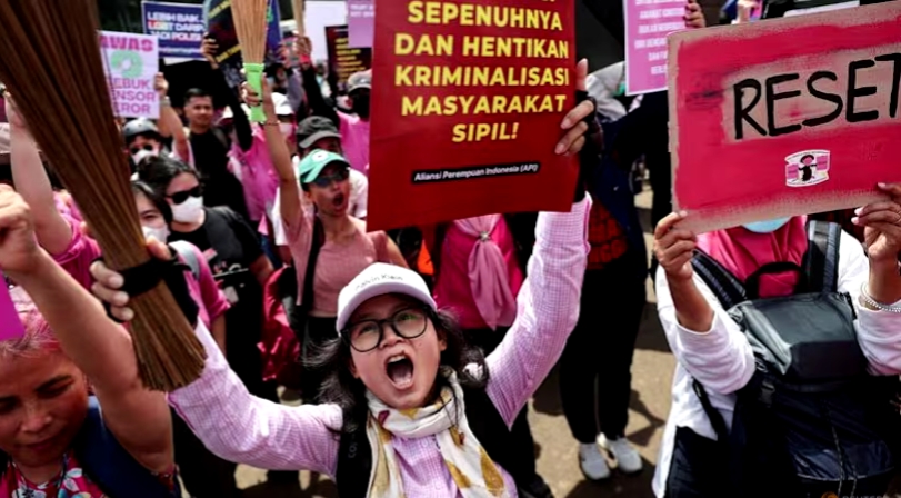 সরকার বিরোধী বিক্ষোভে উত্তাল ইন্দোনেশিয়া, সংঘর্ষে হত ১০, আহত ৫০০-র বেশি