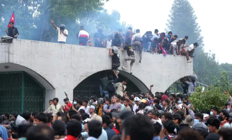 চরম নৈরাজ্যের চাপে বিশৃঙ্খলা, পদত্যাগ নেপালের প্রধানমন্ত্রীর