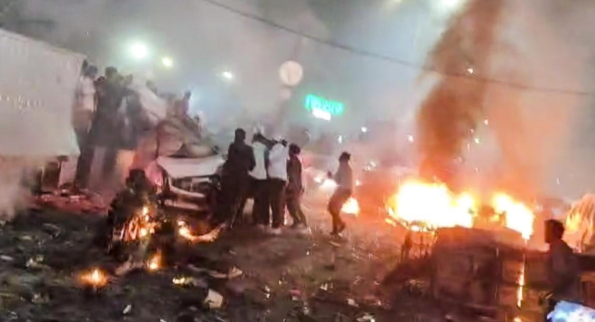 দিল্লিতে লালকেল্লার সামনে গাড়িতে বিস্ফোরণ, মৃত ১১ ! আহত ৩০, শুরু তদন্ত, জারি ‘হাই অ্যালার্ট’