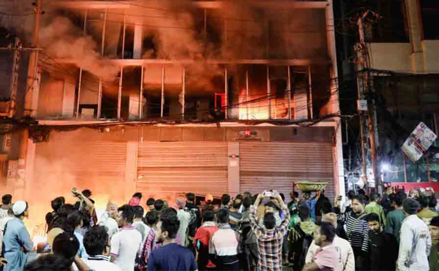 হাদির মৃত্যুতে বিক্ষোভ বাংলাদেশে, আওয়ামী থেকে মিডিয়া অফিস ভারত দূতাবাসে হামলা