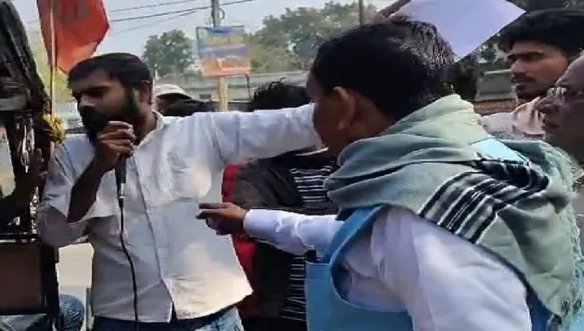 SIR প্রতিবাদে সিপিএমের মাইক ছিনিয়ে নেওয়ার চেষ্টা করল তৃণমূল মন্ত্রী বর্ধমানে পূর্বস্থলীতে