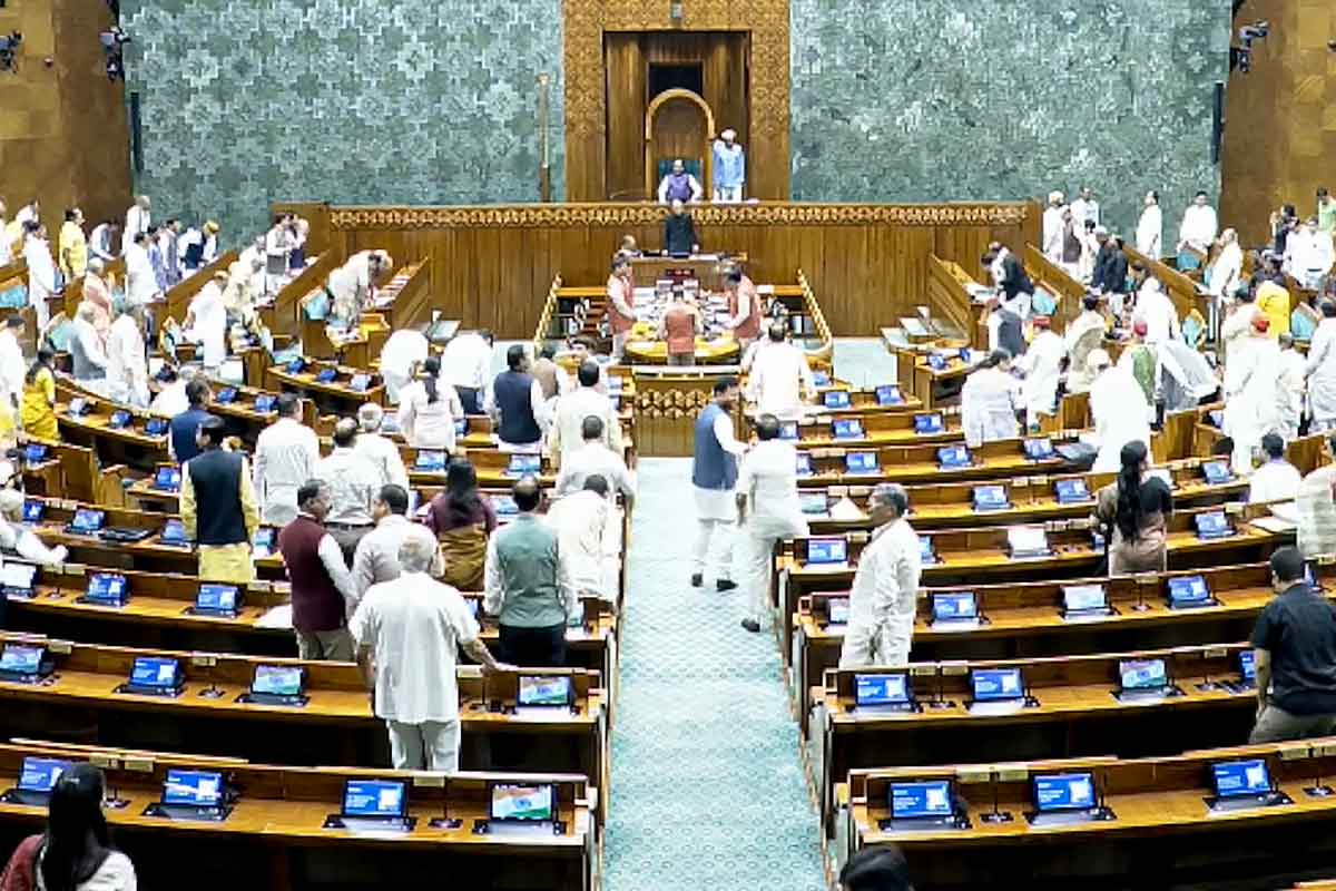 লোকসভায় ফেল বিজেপির সংশোধনী ও মহিলা সংরক্ষণ বিল, ২/৩ বিধায়ক নেই বিলের পক্ষে