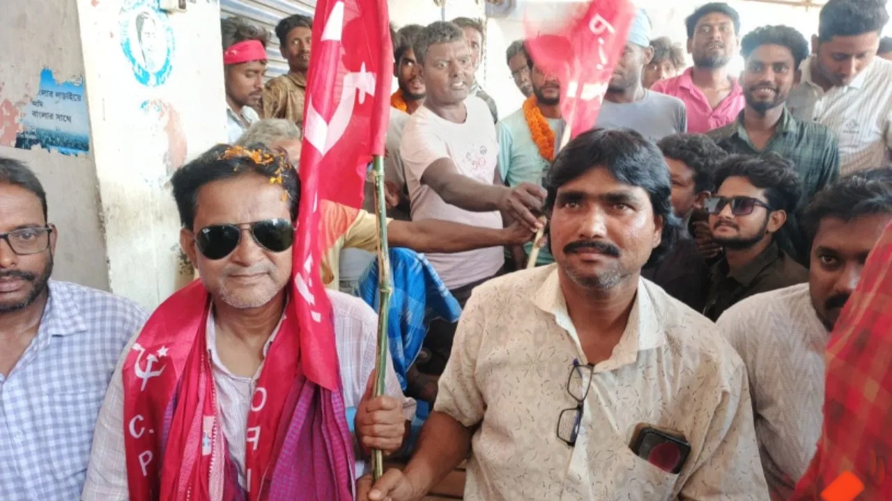 মুর্শিদাবাদে তৃণমূল ছেড়ে সিপিএমে যোগ ৪০০ জন, তৃণমূল অফিসের দখল সিপিএম কর্মীদের