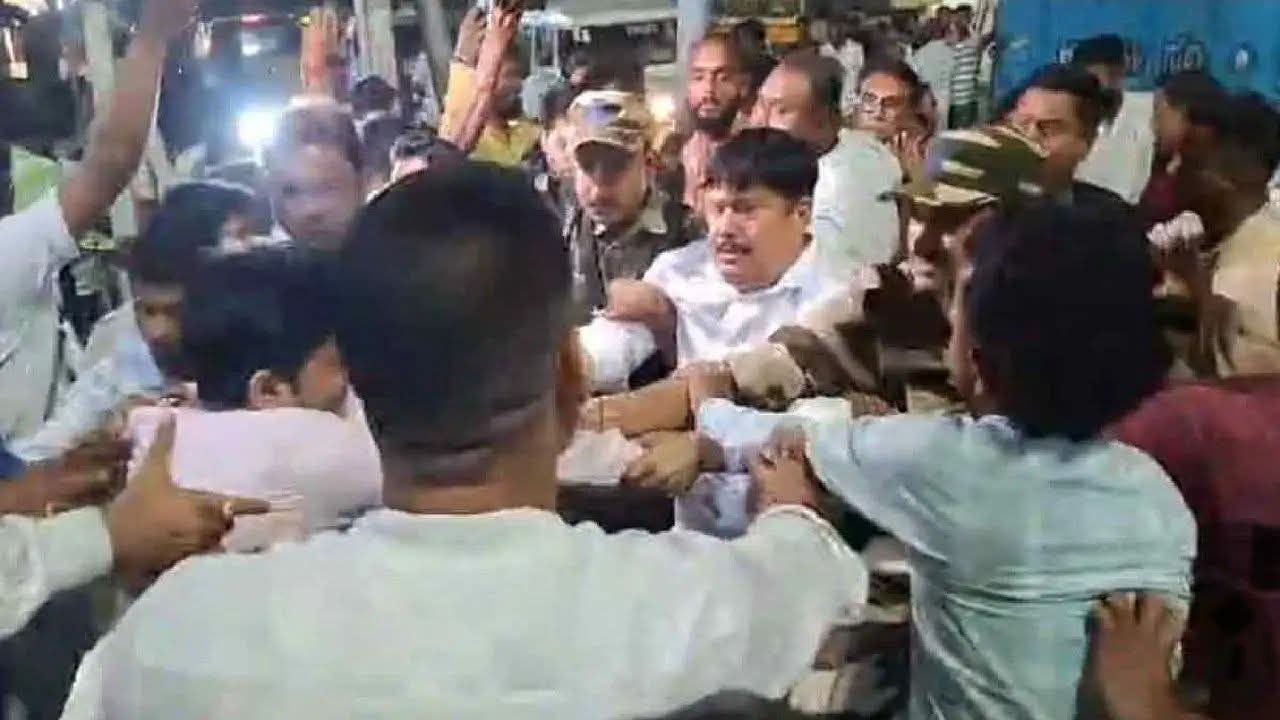 মোদির ভাষনের আগের রাতে জগদ্দলে তৃণমূল -বিজেপি সংঘর্ষ ইটবৃষ্টি, গুলি, থানায় লাগল তালা