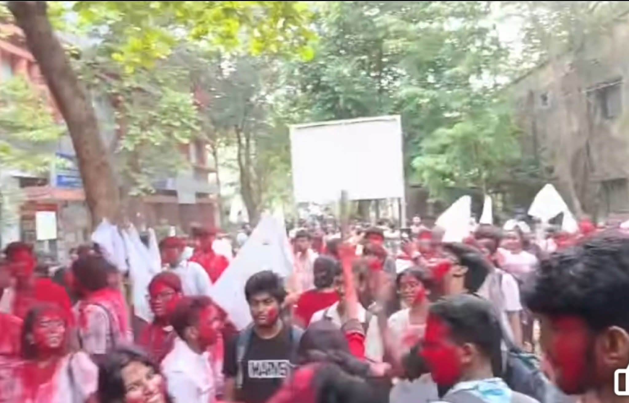 ভোটের দুদিন আগে যাদবপুরের ছাত্র ভোটে উড়ল লাল আবির, বিজেপি তৃণমূলের ছাত্র সংগঠন শূণ্য 